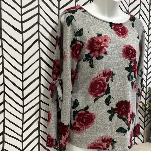 Cold shoulder Bell Sleeve Gray Rose Long Sleeve Top, Size Small - Picture 4 of 16